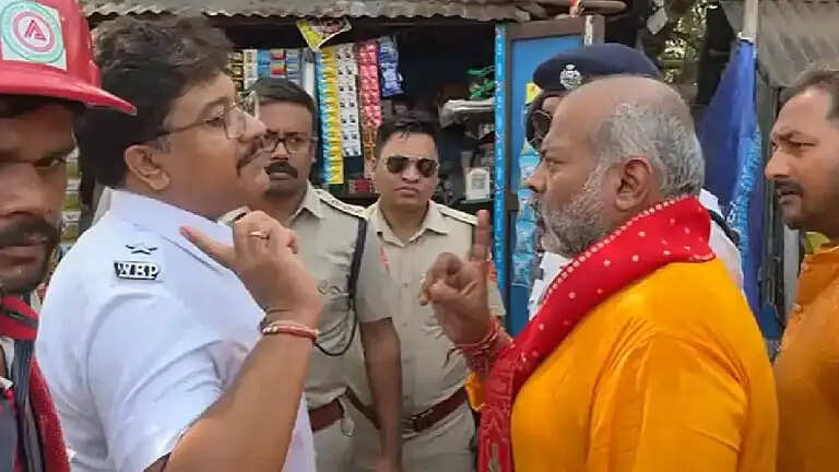 रामनवमी शोभायात्रा में हथियार प्रदर्शित करने पर न्यू टाउन में हंगामा