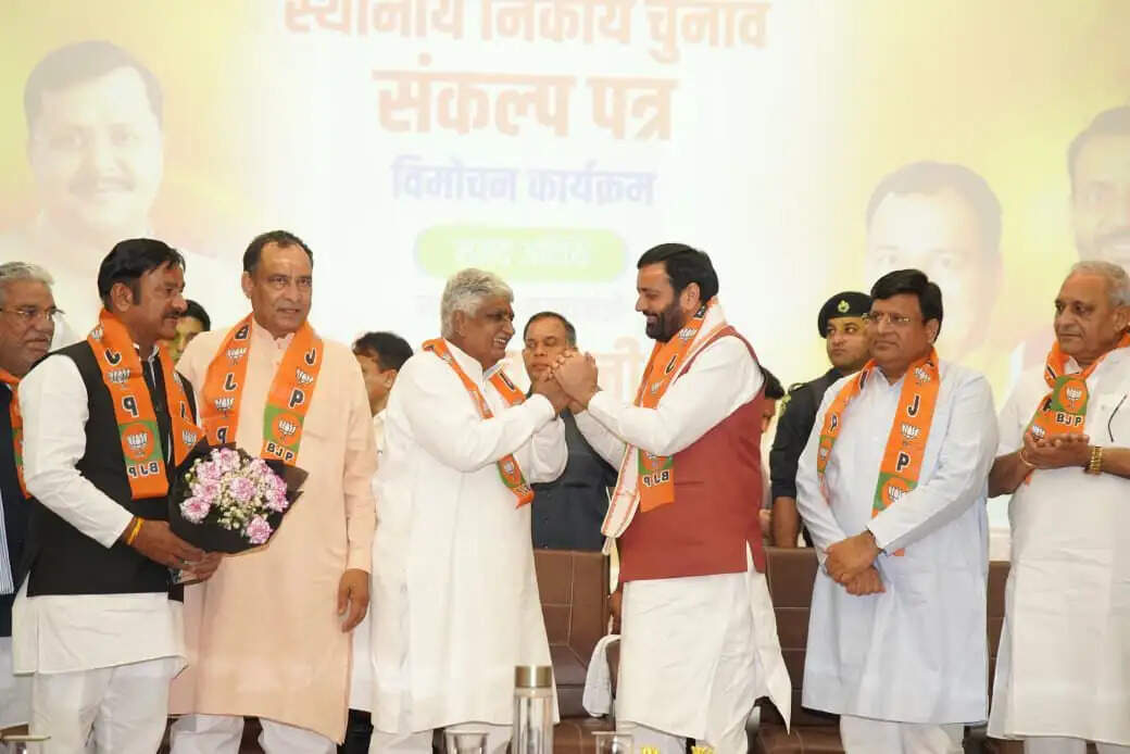 हरियाणा के पूर्व मंत्री व पूर्व सूचना आयुक्त समेत कई भाजपा में शामिल