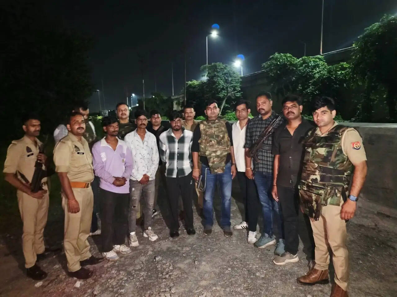 झांसी में ई-रिक्शा चालक को लूटने वाले पुलिस मुठभेड़ में एक घायल समेत चार लुटेरे गिरफ्तार