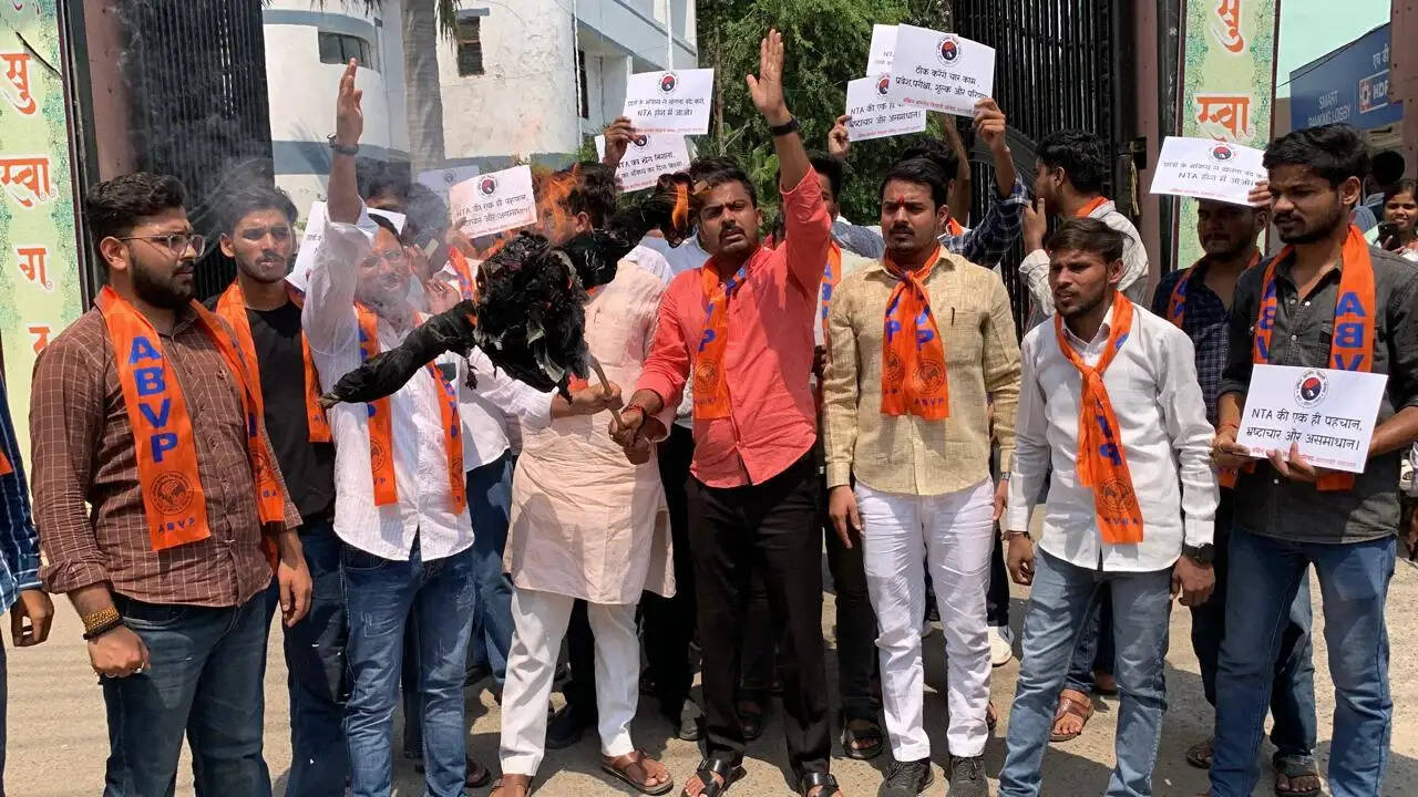 वाराणसी में एनटीए के खिलाफ एबीवीपी के कार्यकर्ताओं ने किया प्रदर्शन