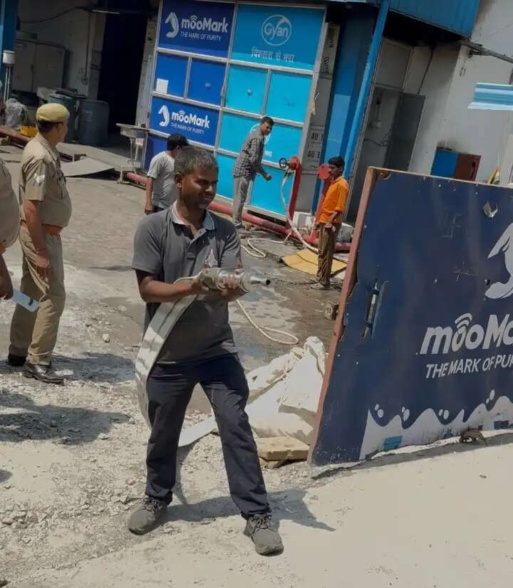 डेयरी प्लांट में माँक ड्रिल कर अग्निशमन उपकरणों के संचालन की दी गई जानकारी