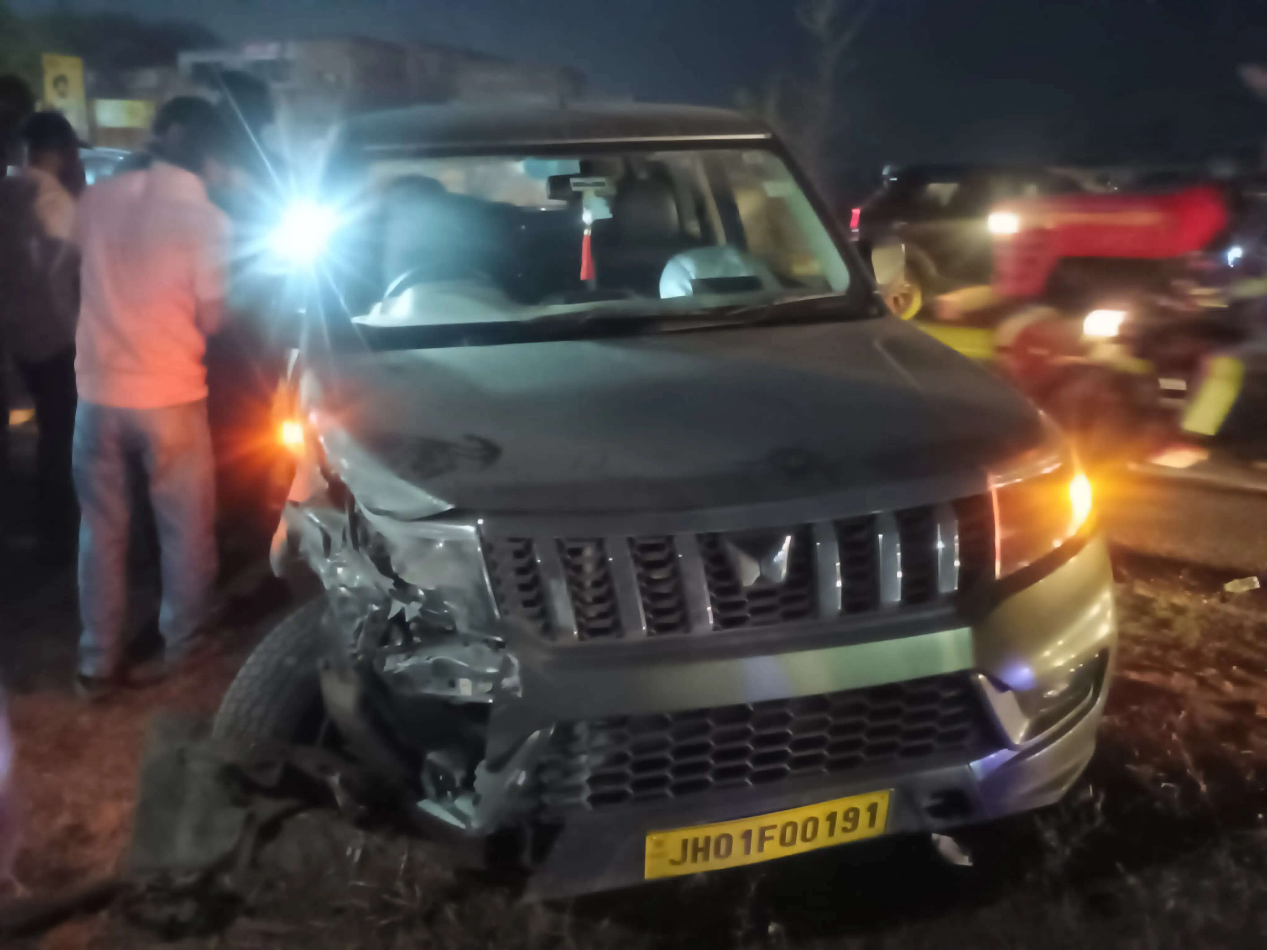 मंत्री योगेंद्र प्रसाद को स्कॉर्ट कर रही पुलिस गाड़ी को बोलेरो ने मारी टक्कर, बाल बाल बचे लोग