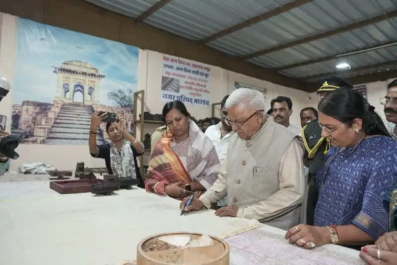 मप्रः राज्यपाल ने मांडू में जानी बाघ प्रिंट की बारीकियां, जनजातीय महिलाओं के आत्मनिर्भर प्रयासों को सराहा