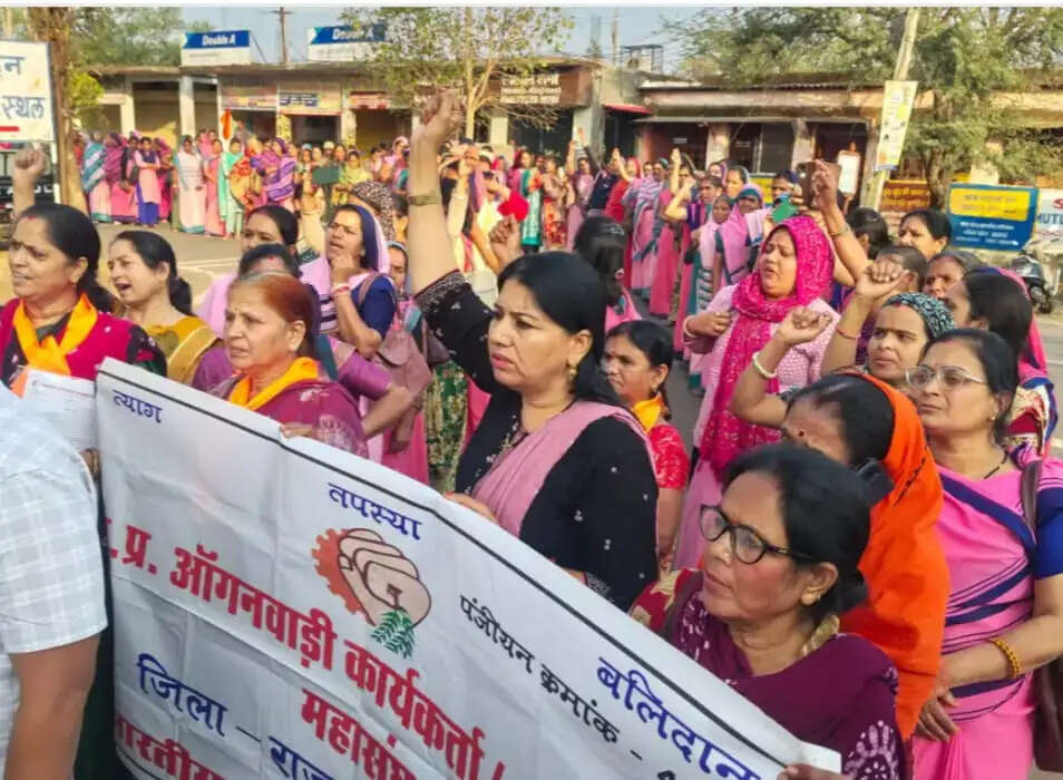 राजगढ़ःआंगनबाड़ी कार्यकर्ता-सहायिकाओं को नियमित करने की मांग को लेकर सीएम के नाम सौंपा ज्ञापन