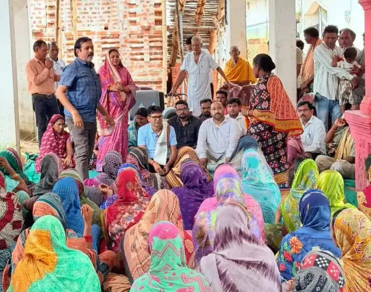आमापाली में वित्त मंत्री ओपी चौधरी ने लगाई जन चौपाल, सुनी ग्रामीणों की समस्याएं