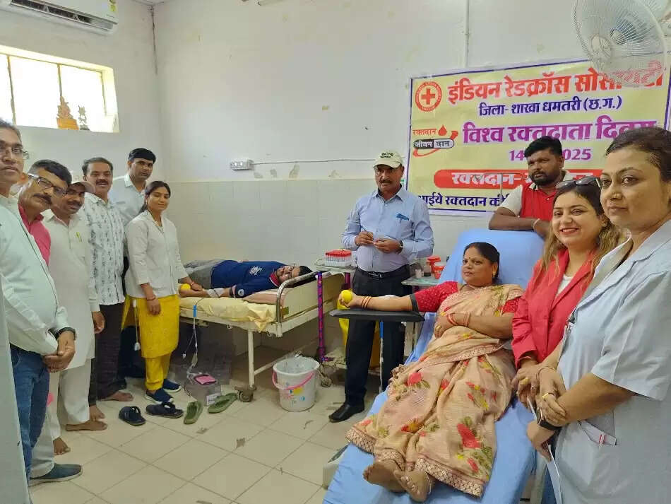 रक्तदान दिवस पर मां - बेटे ने रक्तदान कर लोगों को किया प्रेरित