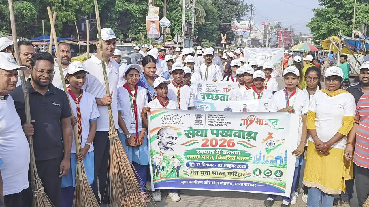कटिहार में 'स्वच्छता ही सेवा' के तहत चला विशेष अभियान; जनप्रतिनिधियों व अधिकारियों ने किया श्रमदान
