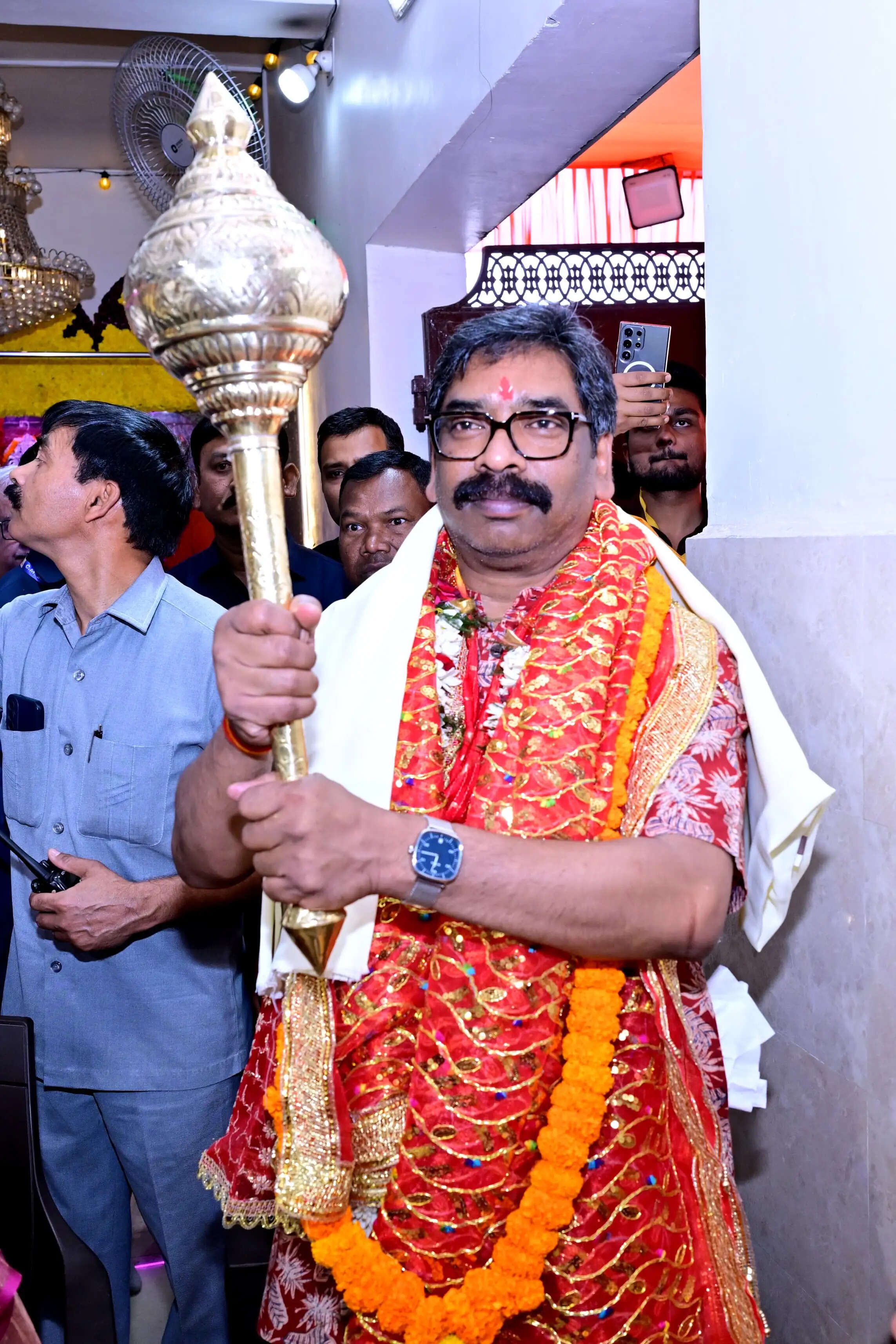 मुख्यमंत्री हेमन्त सोरेन ने पत्नी कल्पना सोरेन संग तपोवन मंदिर में की पूजा, राज्य की खुशहाली की कामना