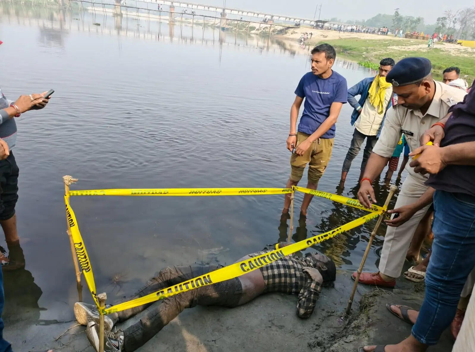 सिकरहना नदी से युवक का शव बरामद