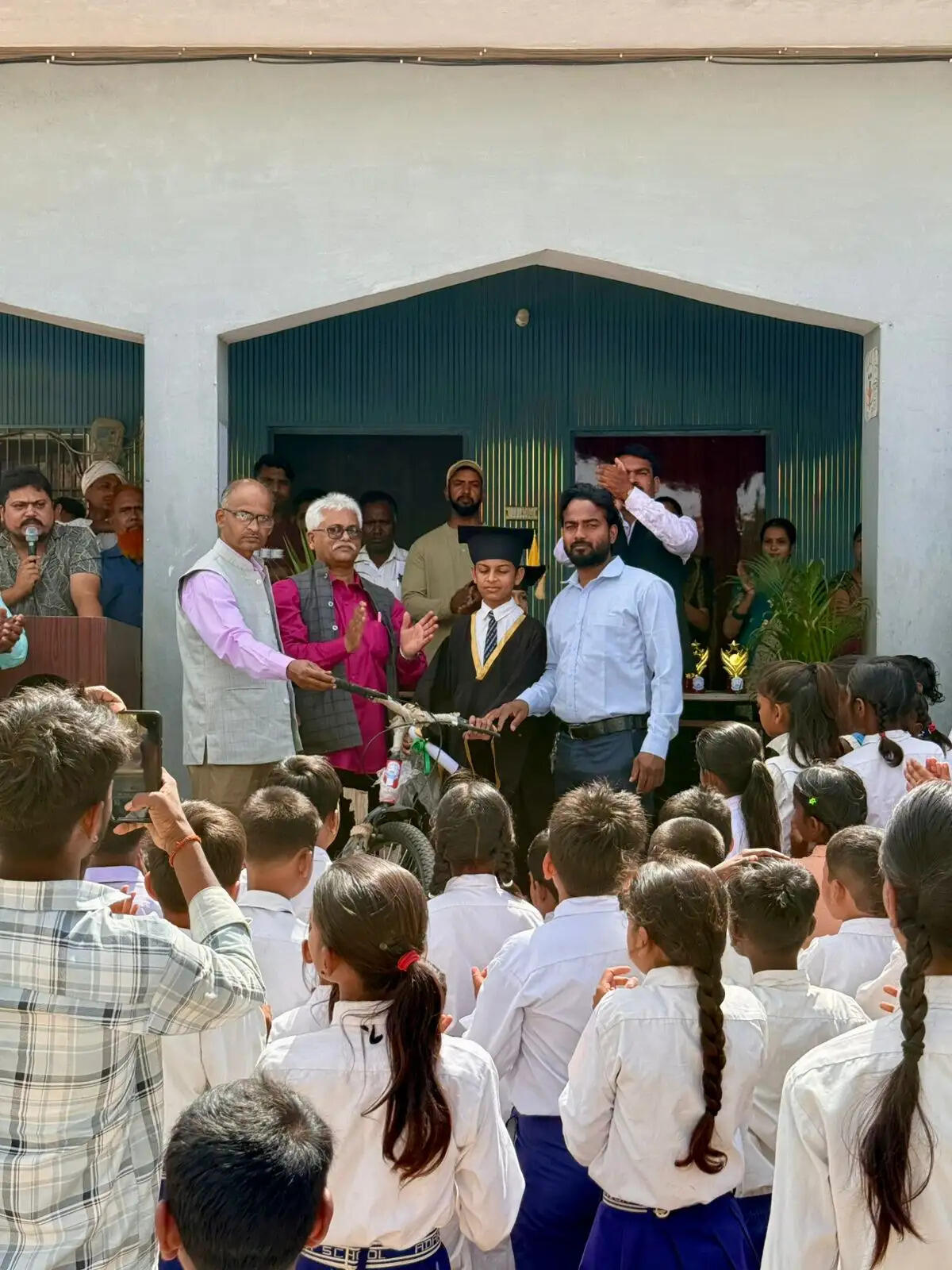 शिक्षा के साथ-साथ बच्चों में संस्कारों का विकास हाेना बहुत जरुरी : दुर्गेश यादव