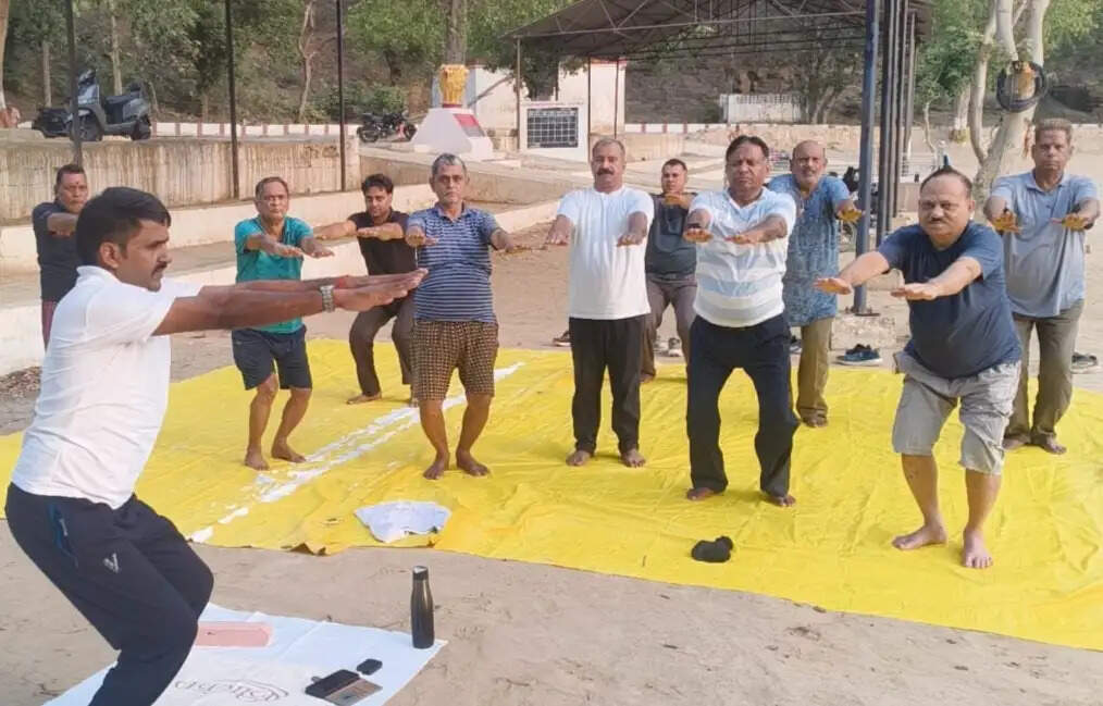योग दिवस की पूर्व संध्या पर आरटीसी किला मैदान में जुटे योग साधक