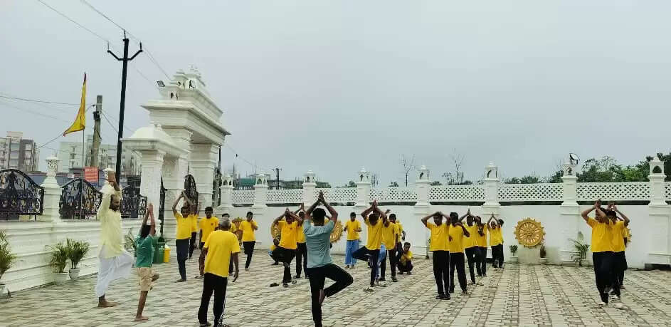 राधा कृष्ण मंदिर में दिव्यांगों को कराया गया योगाभ्यास