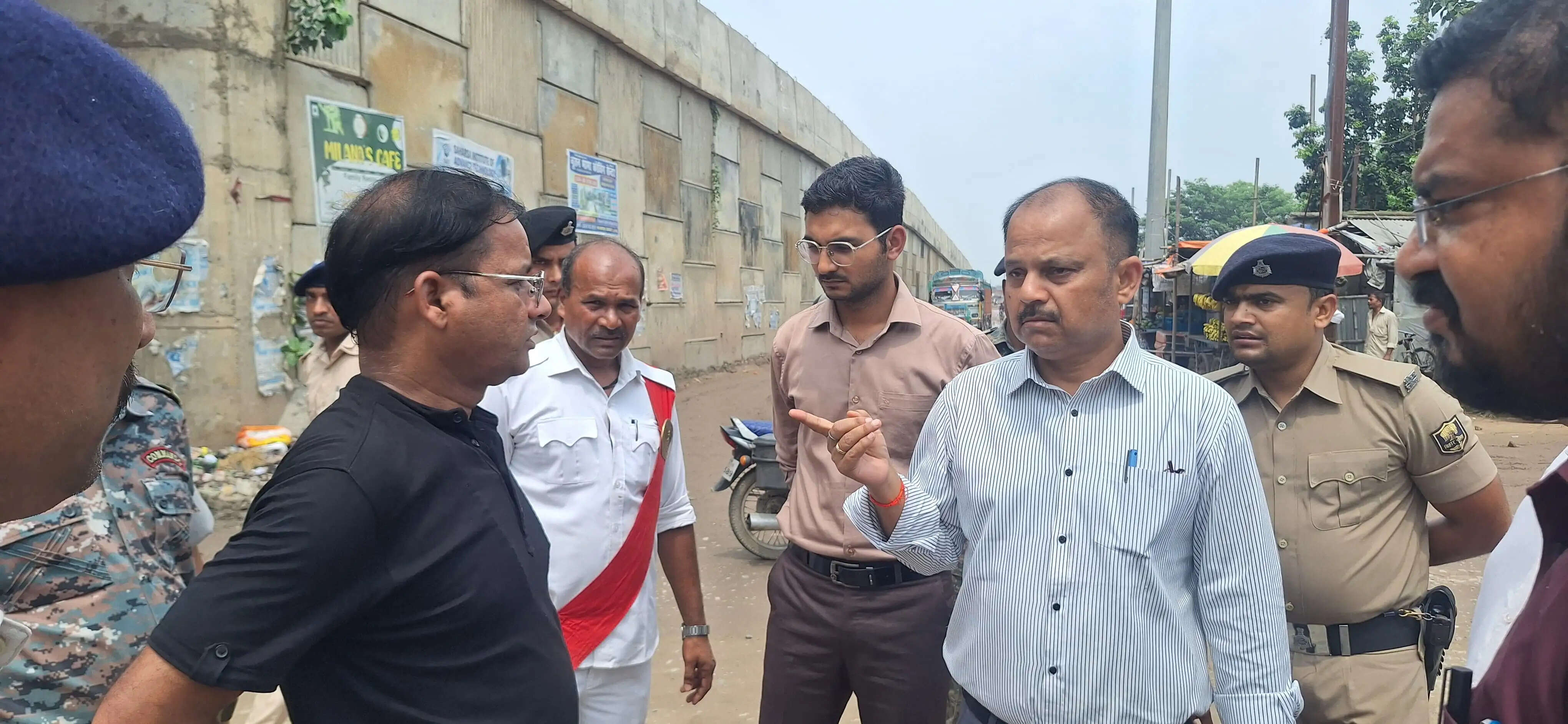 जिलाधिकारी ने राष्ट्रीय राजमार्ग-107 अंडरपास का किया निरीक्षण, क्षतिग्रस्त सर्विस लेन मरम्मती के दिए निर्देश