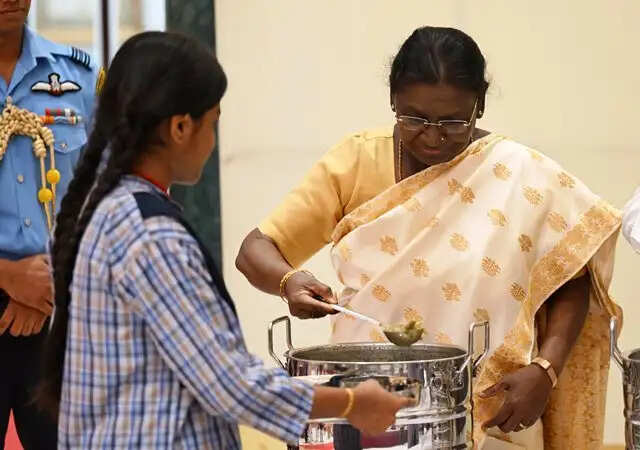 बच्चों को पोषण और गुणवत्तापूर्ण शिक्षा मिलना जरूरी: राष्ट्रपति