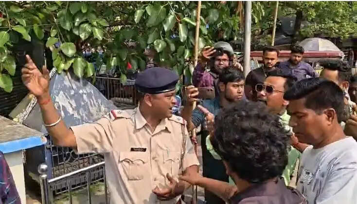 रामनवमी के झंडे को लेकर विवाद, पुलिस-जनता आमने-सामने