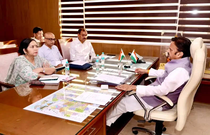 स्वास्थ्य सेवाओं की गुणवत्ता और समयबद्ध क्रियान्वयन लापरवाही बर्दाश्त नहीं: उप मुख्यमंत्री शुक्ल