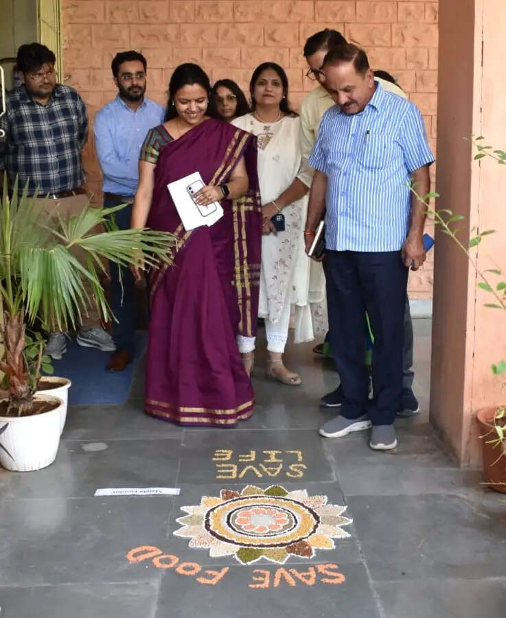 अनाजों से सजाई रंगोली, थाली में उतरा पोषण