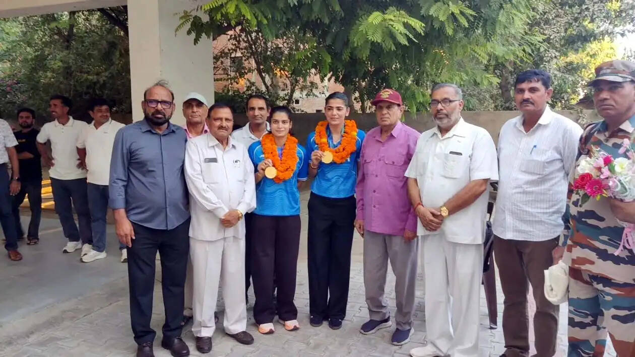 हिसार में सविता पूनिया व दीपिका का जोरदार स्वागत, 44 साल बाद महिला हॉकी टीम ने जीता गोल्ड