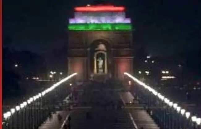 ब्रिक्स शिखर सम्मेलन से पहले रेल भवन, इंडिया गेट और राष्ट्रपति भवन तिरंगे की रोशनी में जगमगाया