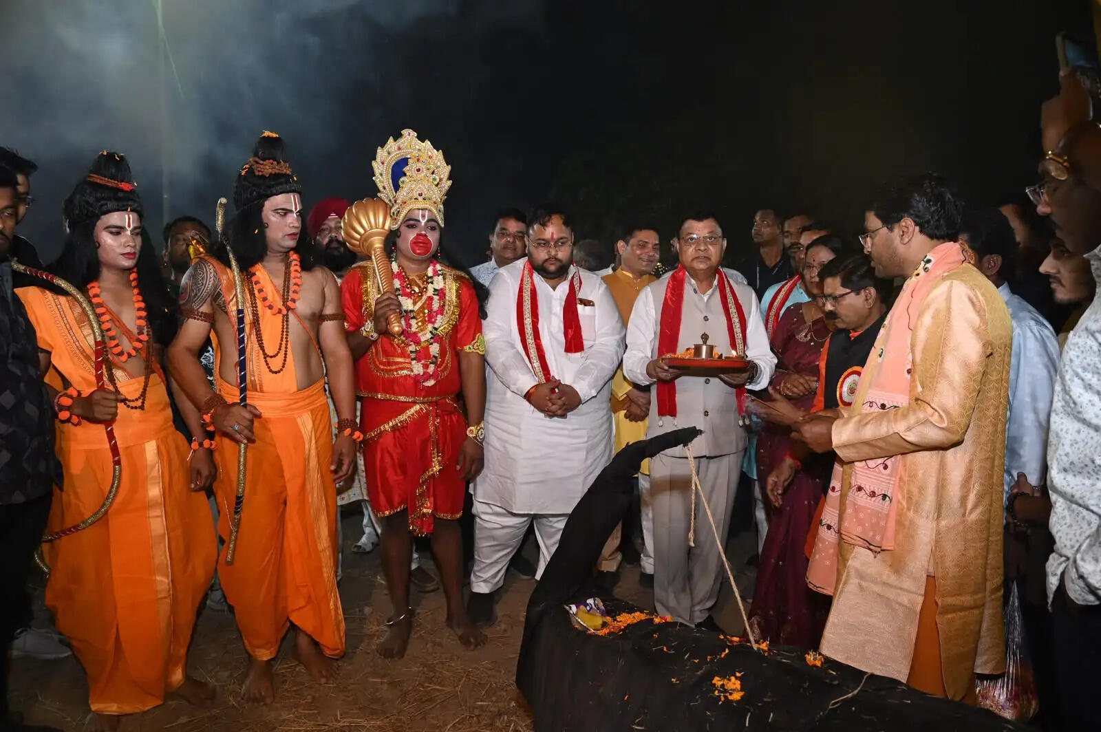 विजयादशमी पर शहर के प्रमुख दशहरा उत्सवों में शामिल हुए उद्योग मंत्री लखन लाल देवांगन