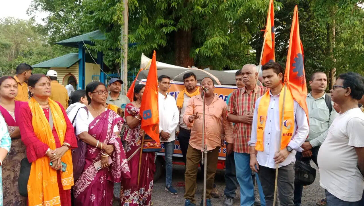 बीएमएस ने अपने विभिन्न मांगों को लेकर टनल गेट पर किया प्रदर्शन