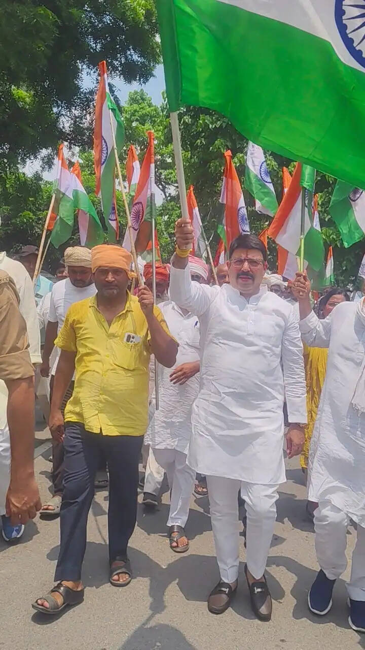 देवरिया सदर ब्लॉक में निकली भव्य तिरंगा यात्रा, देशभक्ति के नारों से गूंजा क्षेत्र