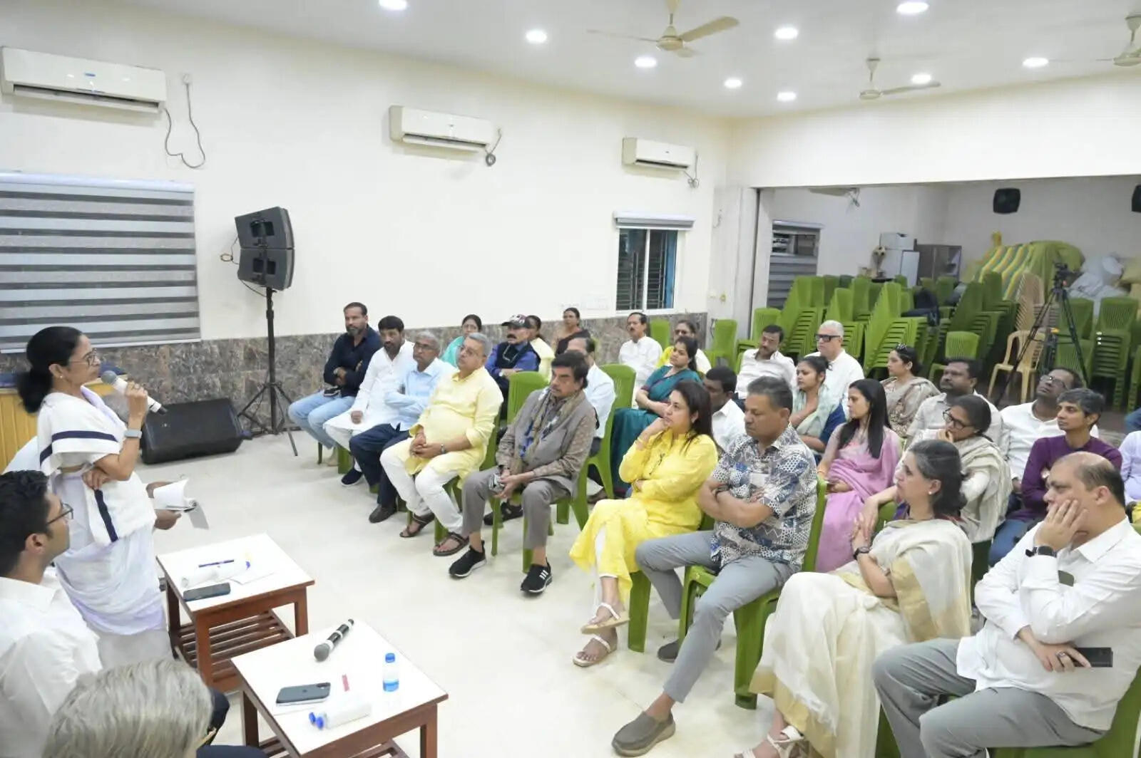 ममता बनर्जी की कालीघाट में तृणमूल सांसदों संग अहम बैठक, चुनाव बाद हालात और आंदोलन रणनीति पर चर्चा