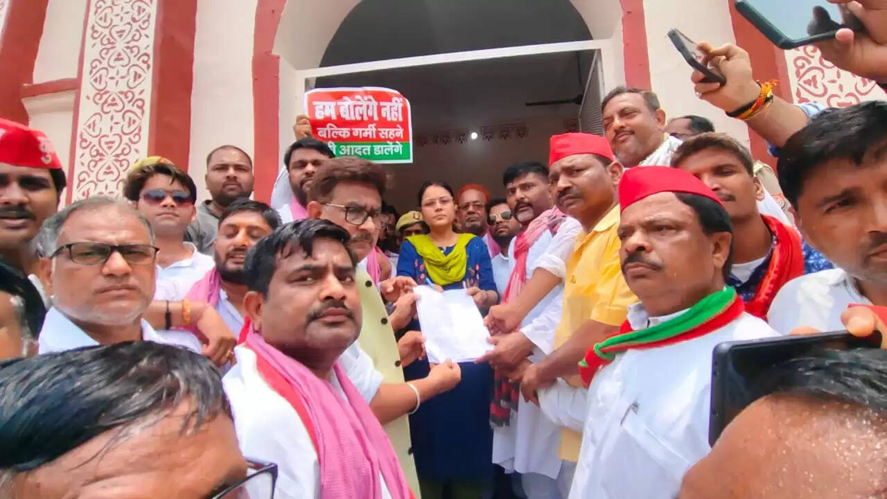 बिजली कटौती के विरोध में सपा कार्यकर्ताओं ने किया प्रदर्शन