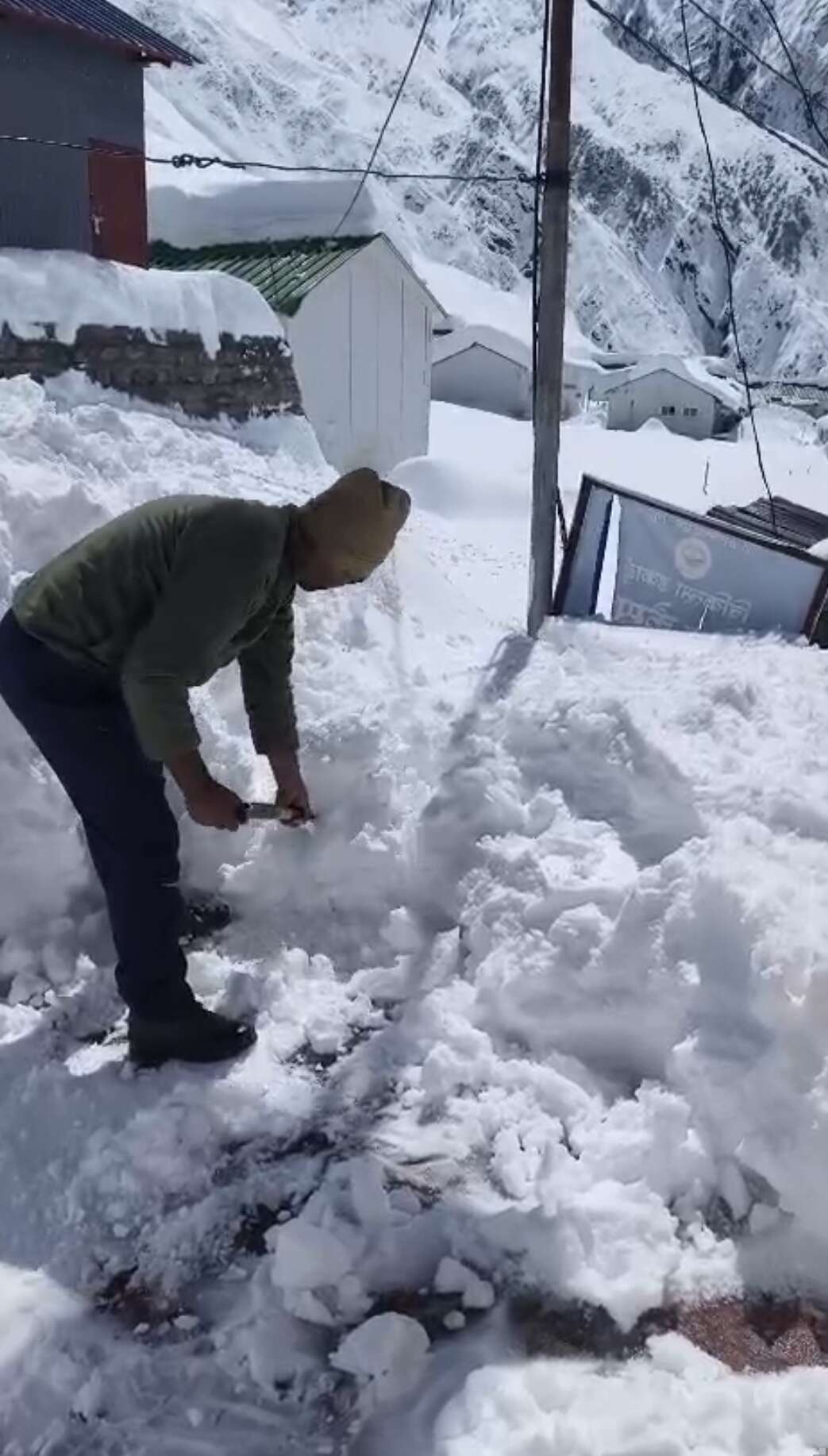 भारी बर्फबारी के बीच केदारनाथ धाम में सुरक्षा कड़ी, शून्य से नीचे तापमान में मुस्तैद जवान