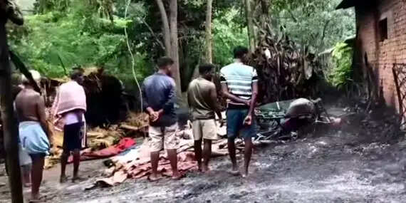 बलरामपुर में डेकोरेटर के टेंट में भीषण आग, लाखों का सामान जलकर राख