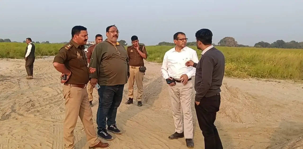 गंगा की तराई में प्रशासनिक ‘सर्जिकल स्ट्राइक’, नाव-ट्रैक्टर छोड़ भागे खनन माफिया