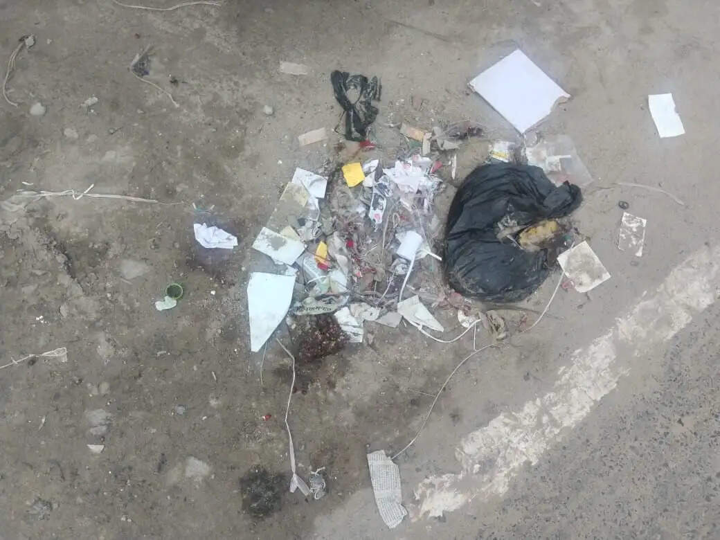 छपकाही गांव में महीनों से नहीं उठा कचरा, ग्रामीणों में आक्रोश