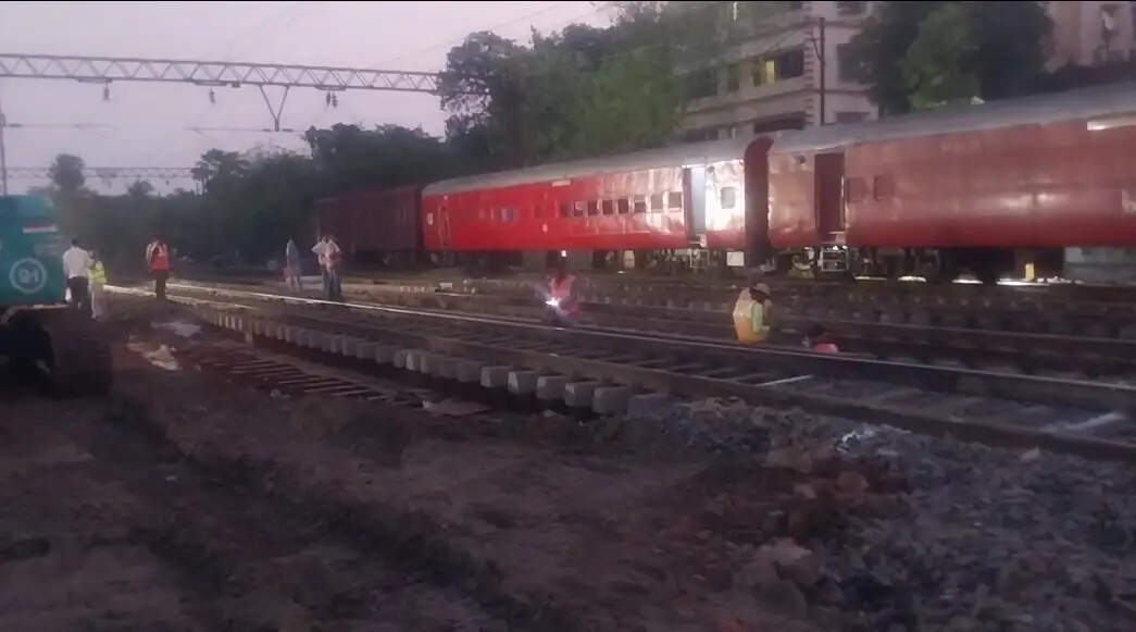 रिषड़ा में अंडरपास कार्य के लिए रातभर ट्रेन सेवाएं बंद, कई रूट प्रभावित