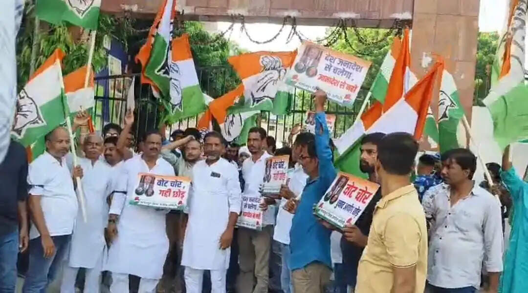 वोट चोरी’ के खिलाफ भागलपुर में कांग्रेस का हल्लाबोल, समाहरणालय के मुख्य द्वार पर जड़ा ताला, जमकर की नारेबाजी