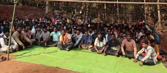 रावघाट परियोजना के केसीसीएल कंपनी के 417 कर्मचारी अनिश्चितकालीन हड़ताल पर बैठे