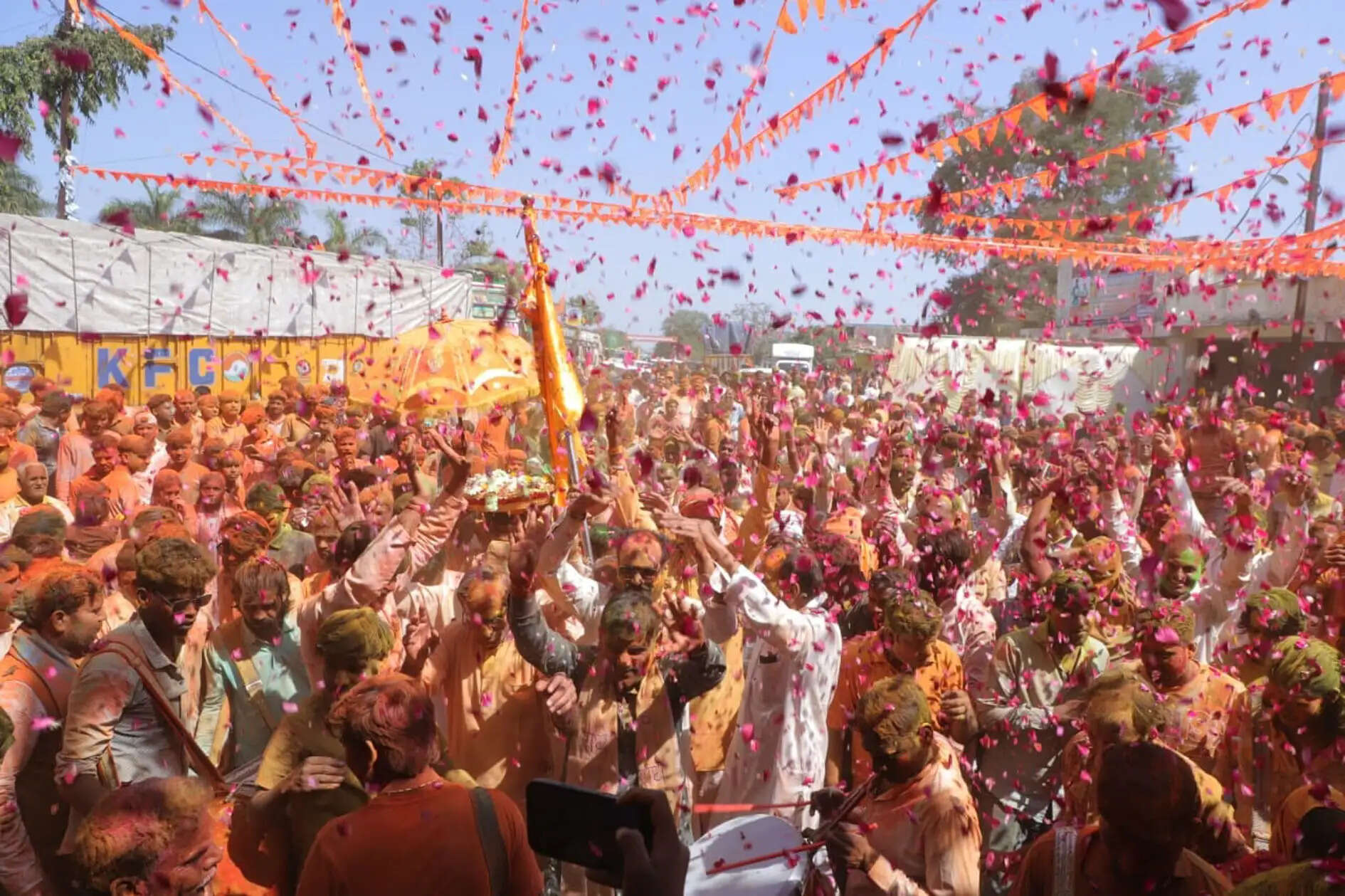 उज्जैनः नारायणा धाम में 251 क्विंटल फूलों से खेली होली