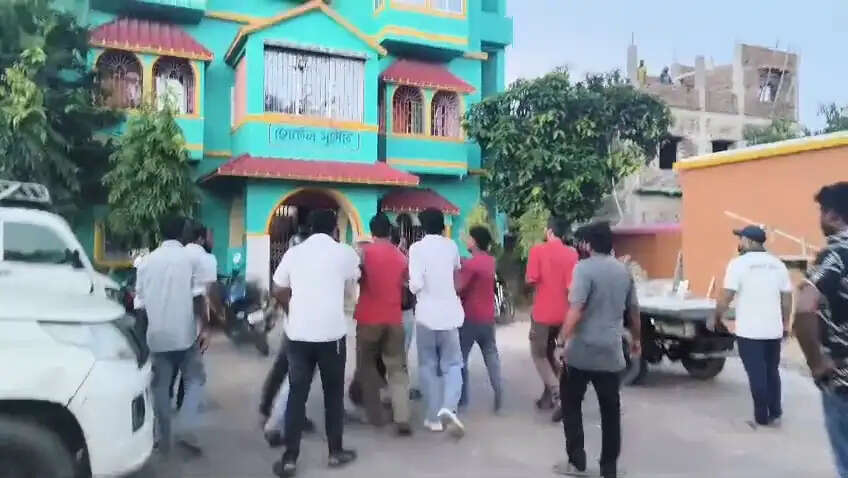 रामगंगा के दो होटलों में पुलिस की छापेमारी, कई महिलाएं गिरफ्तार