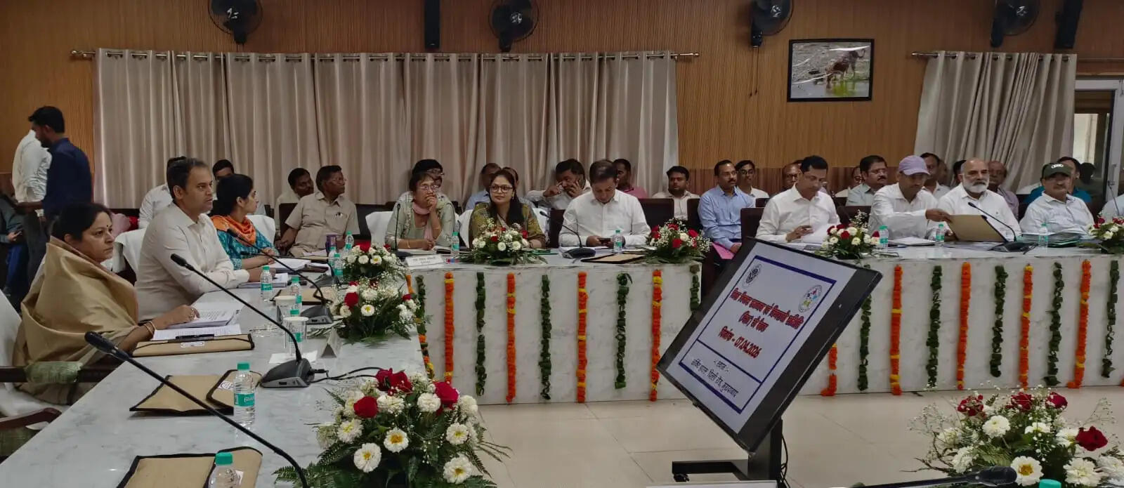 दिशा की बैठक में गैरहाजिर रहे अधिकारियाें से सांसद खफा