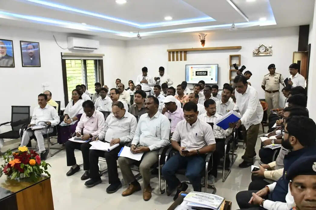 बलरामपुर को हर क्षेत्र में अग्रणी बनाने का लक्ष्य, उपमुख्यमंत्री साव ने अधिकारियों को दिए समयबद्धता के निर्देश