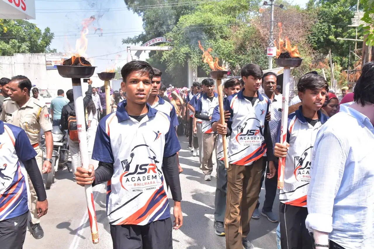 मशाल की रोशनी में गूंजा विकसित भारत का संकल्प, भीलवाड़ा में निकली सेवा ज्योति यात्रा