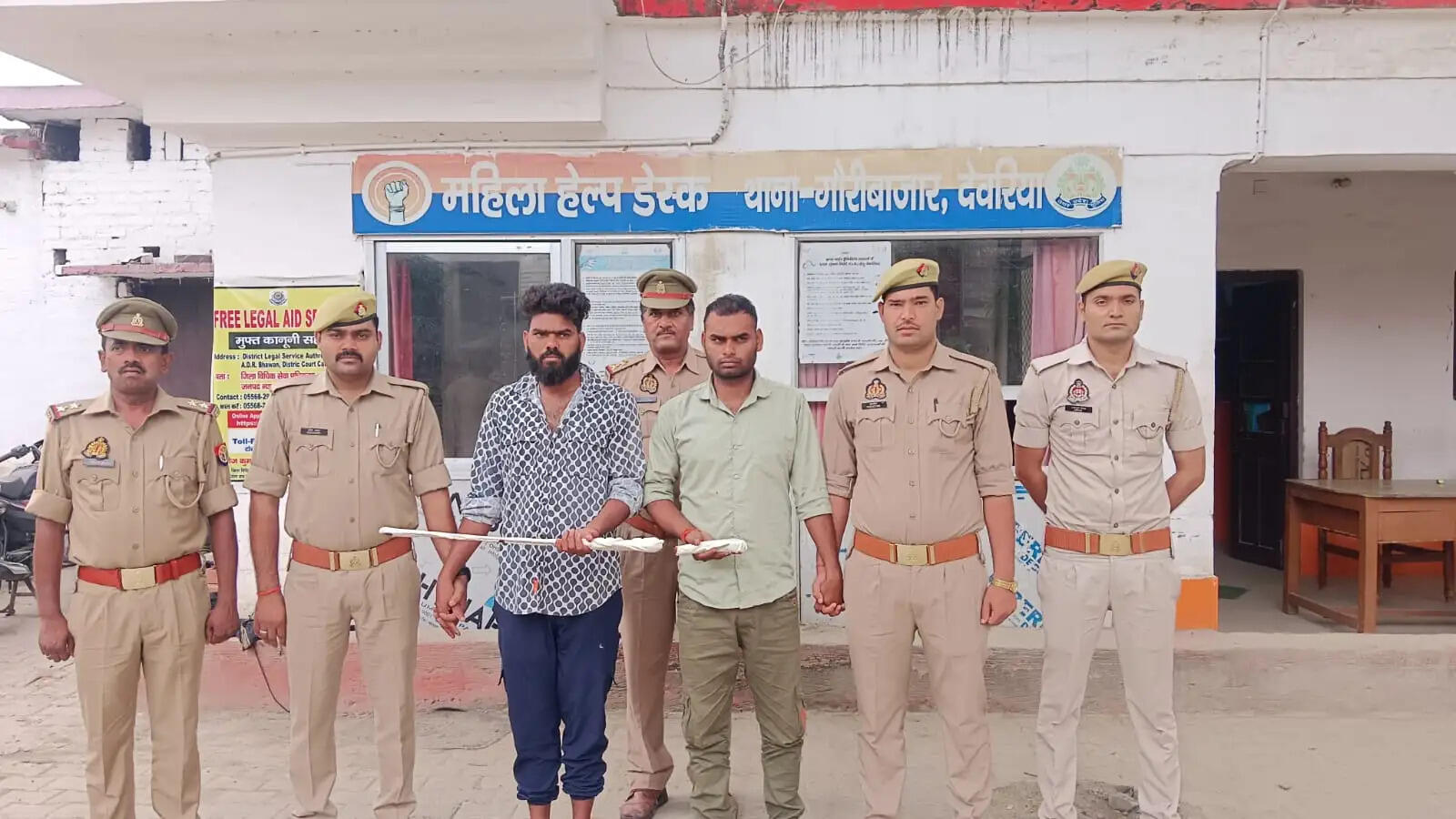 देवरिया में पिस्टल और तलवार लहराते दो युवकों का वीडियो वायरल, दो गिरफ्तार