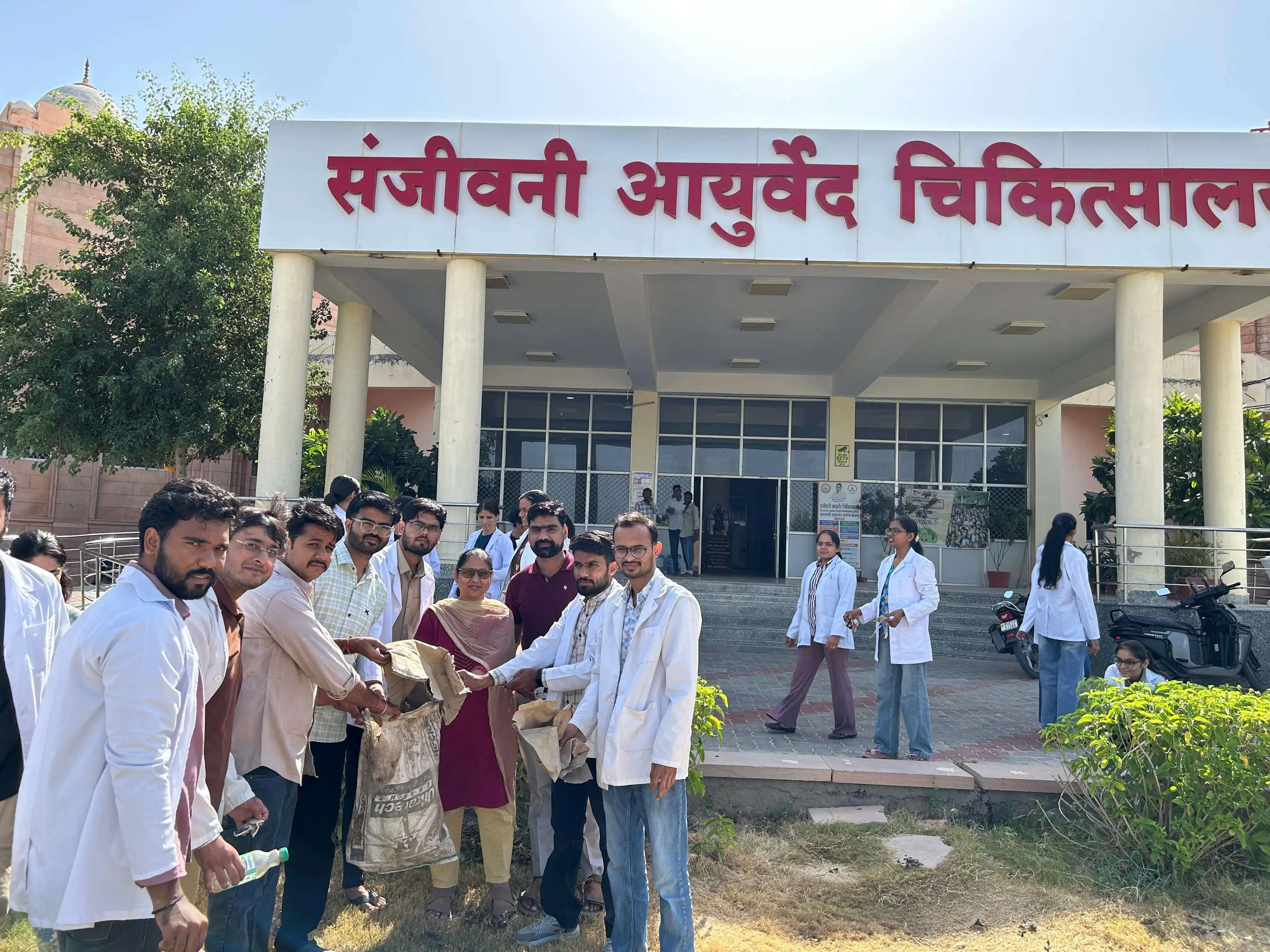 आयुर्वेद विवि के छात्रावास में चलाया स्वच्छता अभियान