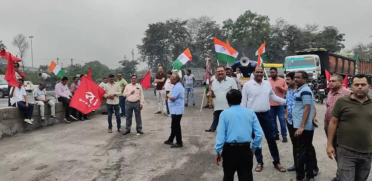 कोरबा : कोयलांचल क्षेत्र में संयुक्त श्रमिक संगठन की हड़ताल का मिला-जुला असर