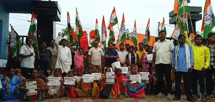 रेलवे के अतिक्रमण हटाओ अभियान के विरोध में बलतोड़िया के लोगों का प्रदर्शन