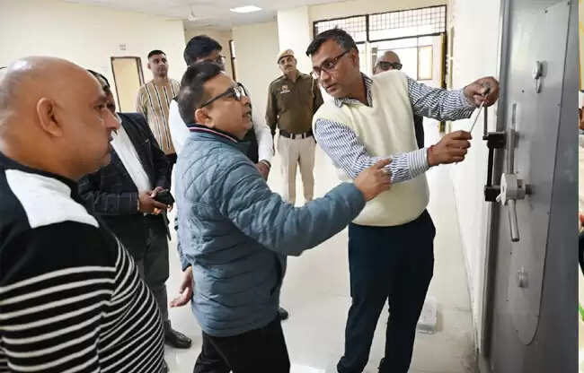 सोनीपत: ईवीएम-वीवीपैट वेयरहाउस सुरक्षा जांच, अधिकारी ने दिए कड़े निर्देश