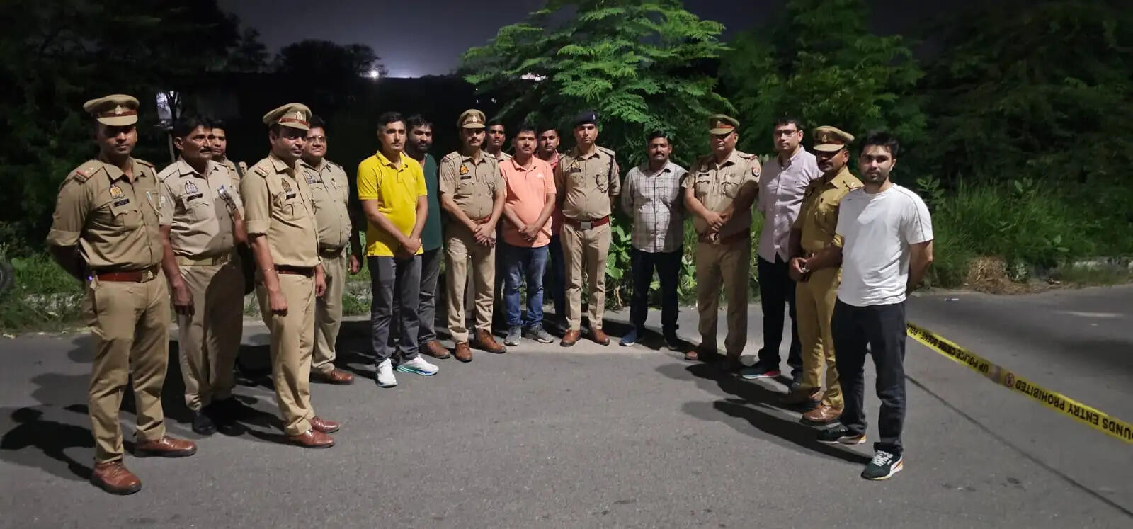 मुठभेड़ में दाे इनामी समेत तीन चोर गिरफ्तार, दो लाेगाें को गोली लगी