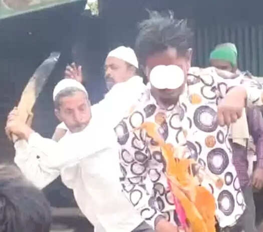 जलती लकड़ी से युवक की पिटाई, वीडियो वायरल