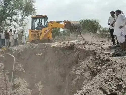 मप्र&nbsp;के&nbsp;राजगढ़ में&nbsp;निर्माणाधीन कुआं धंसा, कांग्रेस नेता की मां और पत्नी मलबे में दबीं,&nbsp;रेस्क्यू जारी