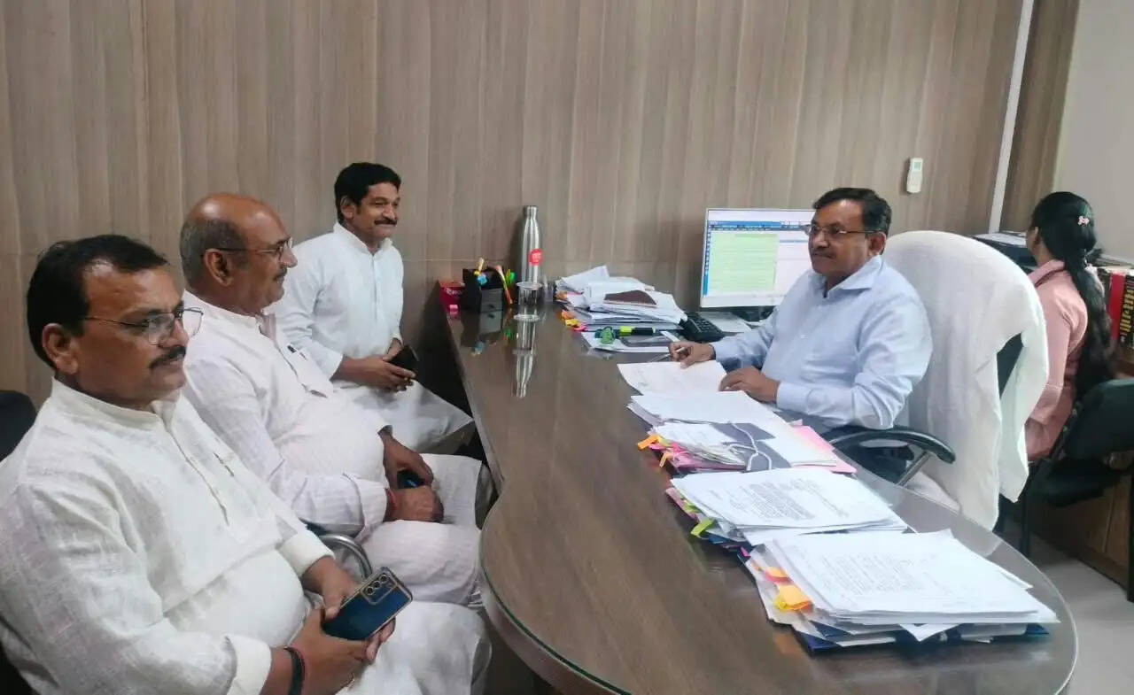 दतिया : क्षतिग्रस्त बंधों के पुनर्निर्माण की मांग, विधायक घनश्याम सिंह ने नगरीय प्रशासन सचिव से की मुलाकात