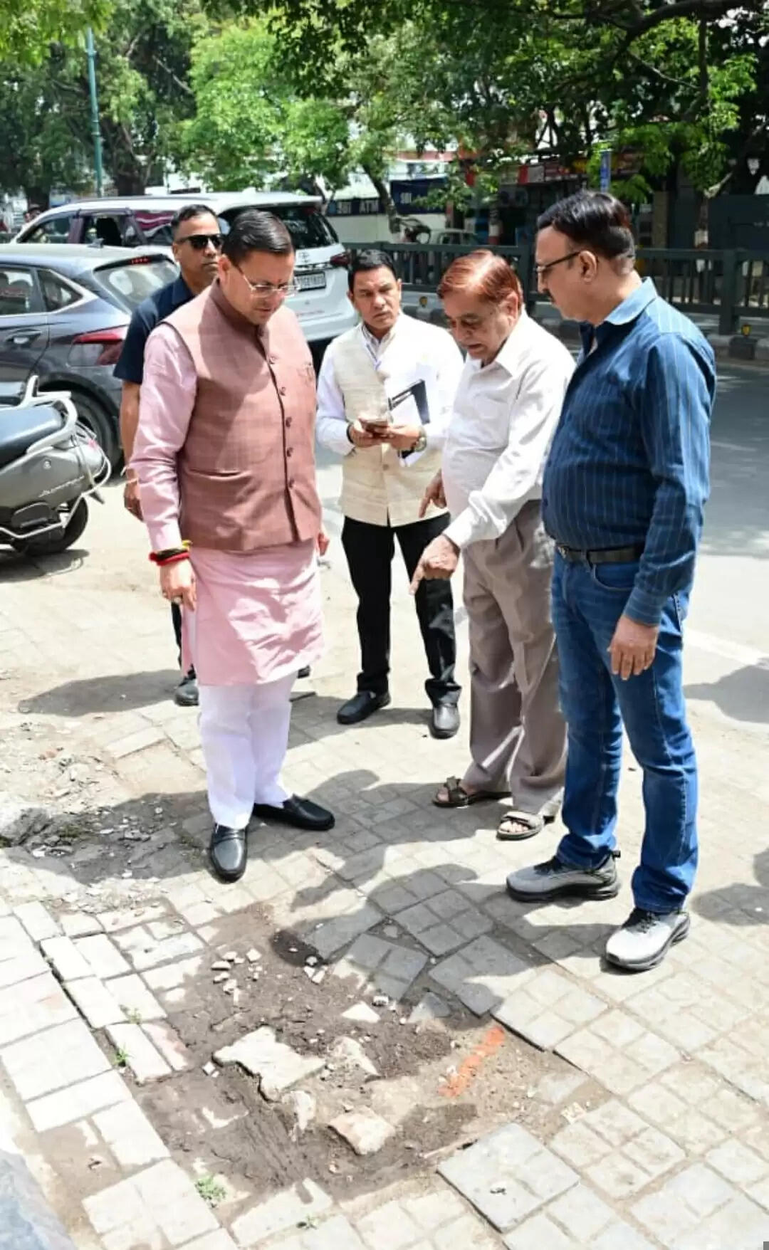 मुख्यमंत्री ने मौके पर पहुंचकर परखी सीएम हेल्पलाइन शिकायत, फुटपाथ का किया निरीक्षण